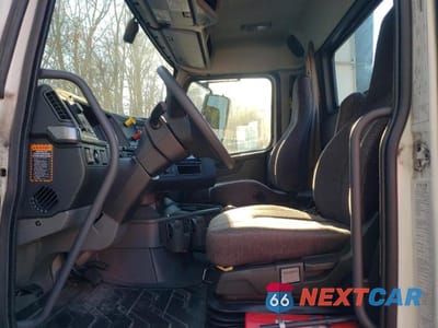 Piąte zdjęcie samochodu w środku: 2023 VOLVO VN VNL - semi truck VIN:4V4NC9EH7PN329442 - miniatura