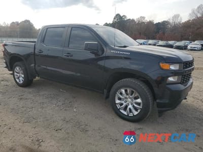Czwarte zdjęcie samochodu z boku: 2021 CHEVROLET SILVERADO K1500 CUSTOM VIN:1GCPYBEHXMZ173544 - miniatura