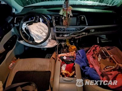 Zdjęcie 8 z 12 samochodu: 2019 TOYOTA HIGHLANDER VIN:5TDZZRFH9KS365274 - miniatura