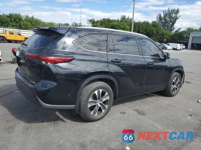 Trzecie zdjęcie samochodu z tyłu: 2022 TOYOTA HIGHLANDER XLE VIN:5TDGZRBH0NS585727 - miniatura