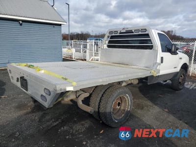 Trzecie zdjęcie samochodu z tyłu: 2005 FORD F350 SUPER DUTY FLATBED TRUCK VIN:1FDWF37P65EC28040 - miniatura