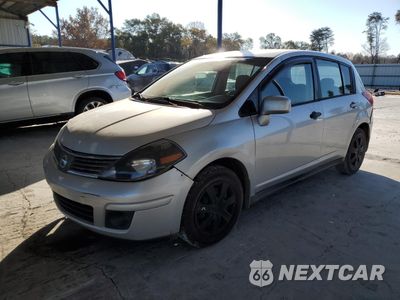 2009 NISSAN VERSA S 3N1BC13E89L352937 - główne zdjęcie licytacji z USA - miniatura