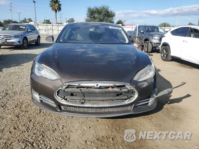 Piąte zdjęcie samochodu w środku: 2013 TESLA MODEL S VIN:5YJSA1DP1DFP26184 - miniatura