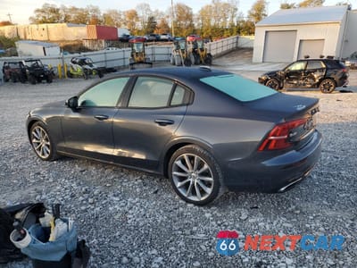 Drugie zdjęcie samochodu z przodu: 2021 VOLVO S60 T5 MOMENTUM VIN:7JR102TZXMG113253 - miniatura
