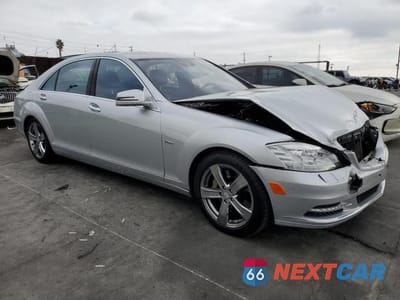 Czwarte zdjęcie samochodu z boku: 2012 MERCEDES-BENZ S 550 VIN:WDDNG7DBXCA460485 - miniatura