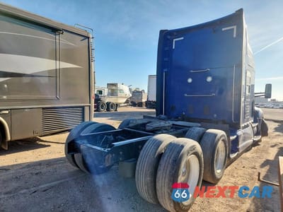 Czwarte zdjęcie samochodu z boku: 2022 KENWORTH T680 SEMI TRUCK VIN:1XKYD49X0NJ482876 - miniatura