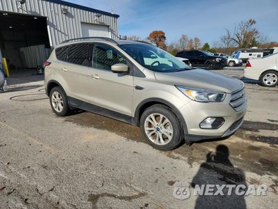 Czwarte zdjęcie samochodu z boku: 2018 FORD ESCAPE SE VIN:1FMCU9GD9JUC60353 - miniatura