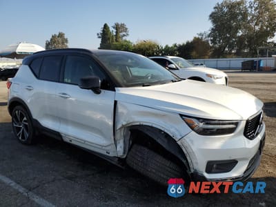 Czwarte zdjęcie samochodu z boku: 2020 VOLVO XC40 T5 R-DESIGN VIN:YV4162UM1L2246315 - miniatura