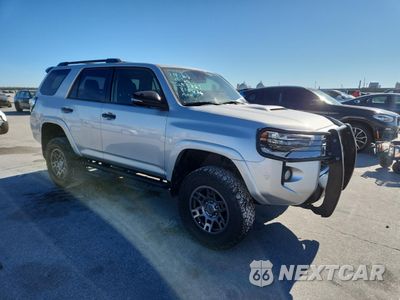 Czwarte zdjęcie samochodu z boku: 2020 TOYOTA 4RUNNER SR5/SR5 PREMIUM VIN:JTEBU5JR6L5810436 - miniatura