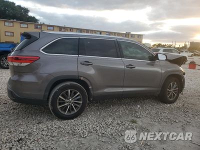 Trzecie zdjęcie samochodu z tyłu: 2019 TOYOTA HIGHLANDER SE VIN:5TDKZRFH9KS349593 - miniatura