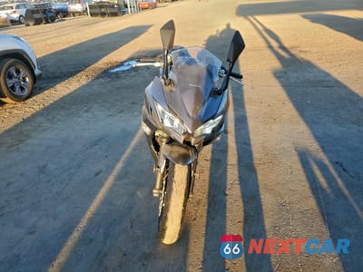 Drugie zdjęcie samochodu z przodu: 2021 KAWASAKI EX650 N VIN:ML5EXEN14MDA25172 - miniatura