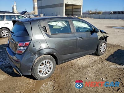 Trzecie zdjęcie samochodu z tyłu: 2020 CHEV SONIC VIN:1G1JG6SB5L4122361 - miniatura