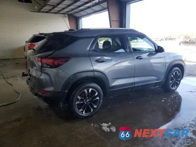 Trzecie zdjęcie samochodu z tyłu: 2022 CHEVROLET TRAILBLAZER LT VIN:KL79MPSLXNB080136 - miniatura