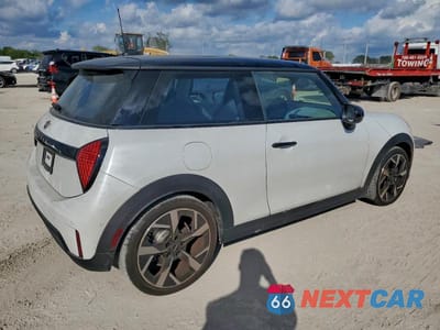 Trzecie zdjęcie samochodu z tyłu: 2025 MINI COOPER BASE VIN:WMW13GD08S2X10430 - miniatura