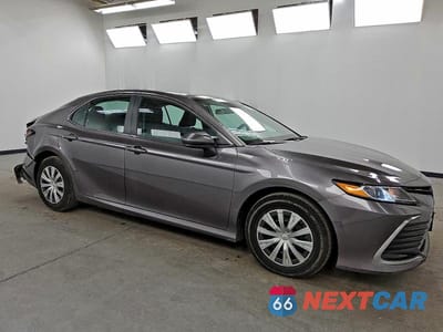 Czwarte zdjęcie samochodu z boku: 2023 TOYOTA CAMRY LE VIN:4T1C31AK5PU047873 - miniatura