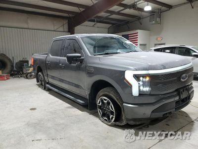 Czwarte zdjęcie samochodu z boku: 2023 FORD F150 LIGHTNING PRO VIN:1FTVW1ELXPWG05356 - miniatura