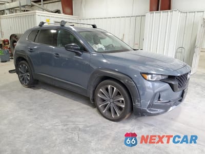 Czwarte zdjęcie samochodu z boku: 2024 MAZDA CX-50 PREMIUM PLUS VIN:7MMVABEYXRN187700 - miniatura