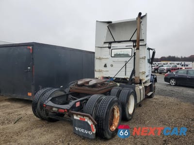 Czwarte zdjęcie samochodu z boku: 2011 VOLVO VNL SEMI TRUCK VIN:4V4NC9TG6BN533068 - miniatura