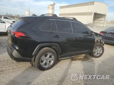 Trzecie zdjęcie samochodu z tyłu: 2025 TOYOTA RAV4 XLE VIN:JTMRWRFV7SJ075322 - miniatura
