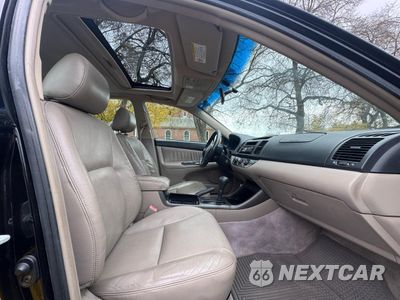 Piąte zdjęcie samochodu w środku: 2002 TOYOTA CAMRY LE VIN:4T1BF30K42U013318 - miniatura