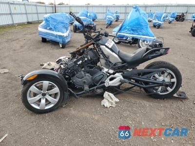 Trzecie zdjęcie samochodu z tyłu: 2016 CAN-AM SPYDER ROADSTER F3 VIN:2BXRDDD23GVC01181 - miniatura