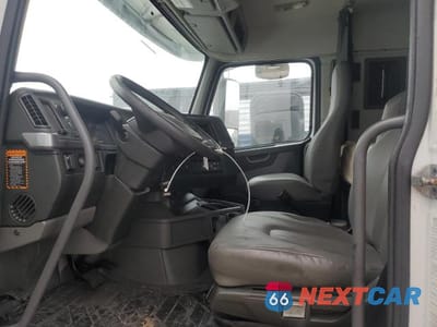 Piąte zdjęcie samochodu w środku: 2020 VOLVO VNL SEMI TRUCK VIN:4V4NC9EH2LN227007 - miniatura