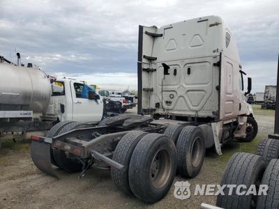 Czwarte zdjęcie samochodu z boku: 2018 FREIGHTLINER CASCADIA 126 SEMI TRUCK VIN:3AKJHHDR4JSJX8060 - miniatura