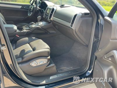 Piąte zdjęcie samochodu w środku: 2016 PORSCHE CAYENNE SE HYBRID VIN:WP1AE2A25GLA60042 - miniatura