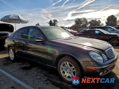 Czwarte zdjęcie samochodu z boku: 2003 MERCEDES-BENZ E 320 VIN:WDBUF65J33A126130 - miniatura