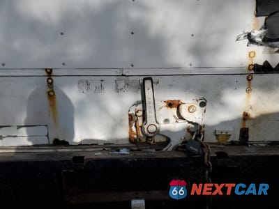 Zdjęcie 10 z 13 samochodu: 1997 FORD E350 BOX TRUCK VIN:1FDKE37L7VHB87771 - miniatura