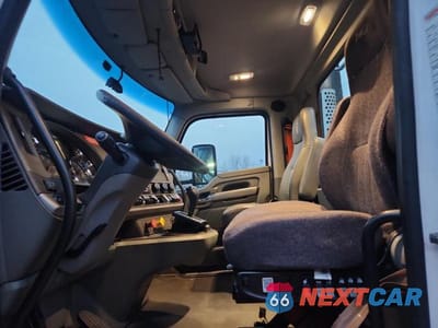 Piąte zdjęcie samochodu w środku: 2015 KENWORTH CONSTRUCTI - SEMI TRUCK VIN:1XKYA48X9FJ462444 - miniatura