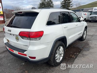 Czwarte zdjęcie samochodu z boku: 2018 JEEP GRAND CHEROKEE LAREDO VIN:1C4RJFAG0JC231015 - miniatura