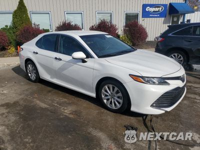 Czwarte zdjęcie samochodu z boku: 2018 TOYOTA CAMRY L VIN:4T1B11HK3JU011307 - miniatura