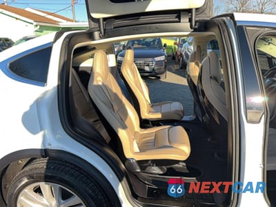 Zdjęcie 6 z 10 samochodu: 2016 TESLA MODEL X VIN:5YJXCBE2XGF004399 - miniatura
