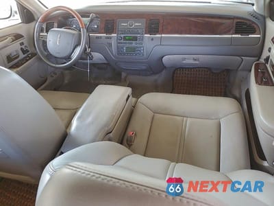 Zdjęcie 8 z 12 samochodu: 2007 LINCOLN TOWN CAR SIGNATURE LIMITED VIN:1LNHM82V57Y639691 - miniatura