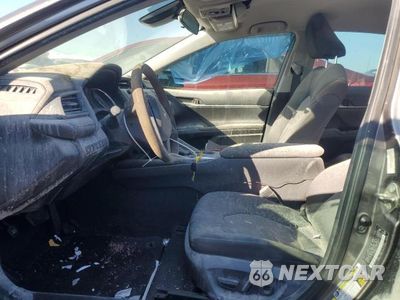 Piąte zdjęcie samochodu w środku: 2020 TOYOTA CAMRY LE VIN:4T1C11AK0LU877841 - miniatura