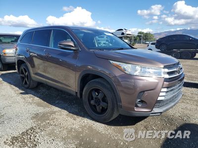 Czwarte zdjęcie samochodu z boku: 2019 TOYOTA HIGHLANDER LE VIN:5TDZARFH7KS054420 - miniatura