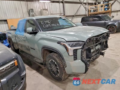 Czwarte zdjęcie samochodu z boku: 2024 TOYOTA TUNDRA CREWMAX SR5 VIN:5TFLA5EC0RX036074 - miniatura