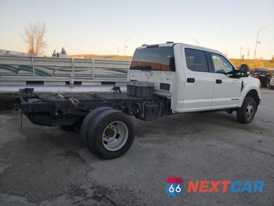 Trzecie zdjęcie samochodu z tyłu: 2022 FORD F350 XLT 6.7L V8 TDSL CAB & CHASSIS VIN:1FD8W3HT8NED68028 - miniatura