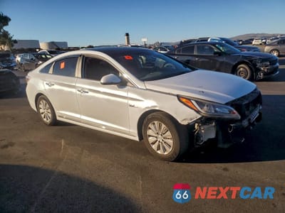 Czwarte zdjęcie samochodu z boku: 2017 HYUNDAI SONATA HYBRID VIN:KMHE24L17HA058099 - miniatura