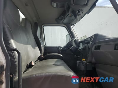 Piąte zdjęcie samochodu w środku: 2020 INTERNATIONAL MV607 - BOX BED VIN:3HAEUMML5LL594724 - miniatura