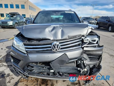 Piąte zdjęcie samochodu w środku: 2017 VOLKSWAGEN TOUAREG WOLFSBURG VIN:WVGRF7BP2HD001871 - miniatura