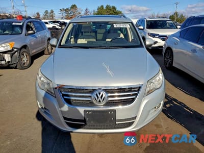 Piąte zdjęcie samochodu w środku: 2011 VOLKSWAGEN TIGUAN S VIN:WVGBV7AX8BW514950 - miniatura