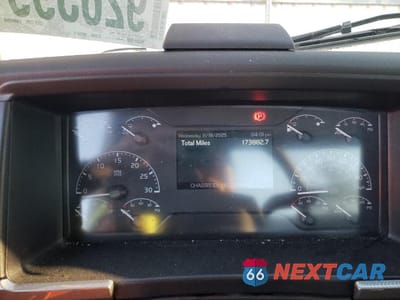 Zdjęcie 8 z 10 samochodu: 2023 VOLVO VN VNL - semi truck VIN:4V4NC9EH7PN329442 - miniatura