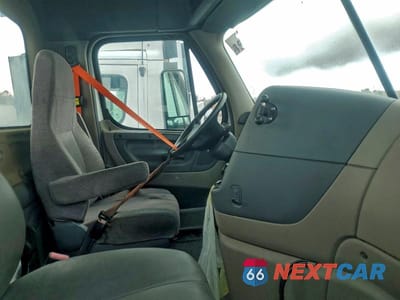 Piąte zdjęcie samochodu w środku: 2014 FREIGHTLINER CASCADIA SEMI TRUCK VIN:1FUBGEDV7ELFT4301 - miniatura