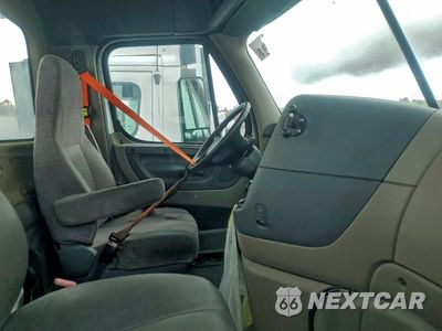 Piąte zdjęcie samochodu w środku: 2014 FREIGHTLINER CASCADIA SEMI TRUCK VIN:1FUBGEDV7ELFT4301 - miniatura