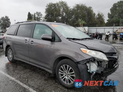 Czwarte zdjęcie samochodu z boku: 2018 TOYOTA SIENNA XLE VIN:5TDYZ3DC1JS912231 - miniatura