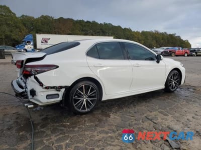 Trzecie zdjęcie samochodu z tyłu: 2024 TOYOTA CAMRY SE VIN:4T1T11AK2RU250230 - miniatura