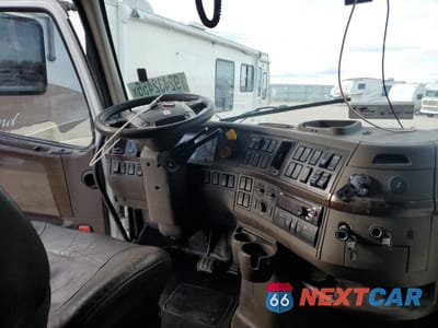 Piąte zdjęcie samochodu w środku: 2017 VOLVO VNL SEMI TRUCK VIN:4V4NC9EH7HN974285 - miniatura