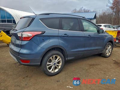 Trzecie zdjęcie samochodu z tyłu: 2018 FORD ESCAPE SE VIN:1FMCU9GD6JUA29197 - miniatura